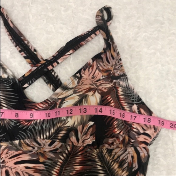NWT Hurly One Piece Swimsuit 
Size XL
Black/Pink/Cream
Very Cute
# 418 - Picture 3 of 9
